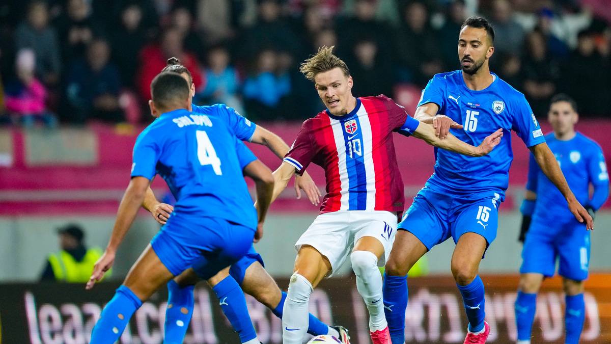 En gruppe menn som spiller fotball