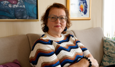 Lise Berg har en pappa med demens på sykehjem. Hun håper at han ikke må flyttes nok en gang.