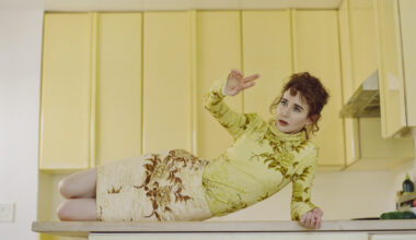 Miranda July «På alle fire». Romanen gjør leseren til kikker, skriver Heidi Sævareid