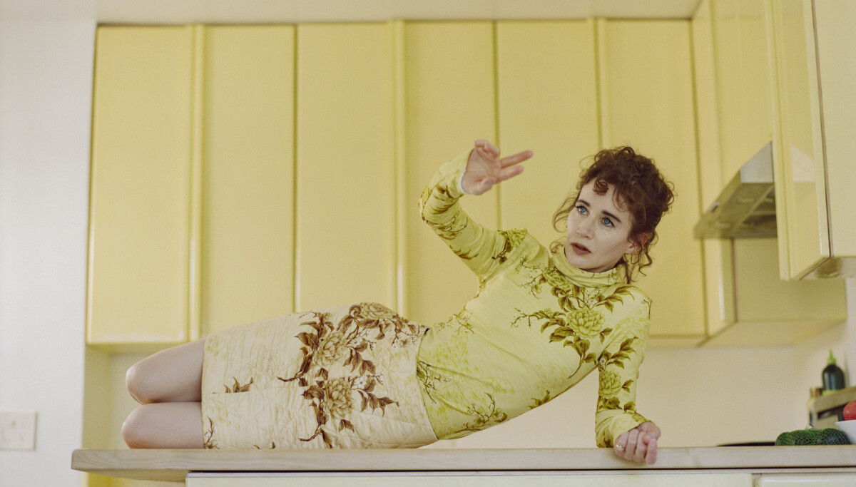 Miranda July «På alle fire». Romanen gjør leseren til kikker, skriver Heidi Sævareid