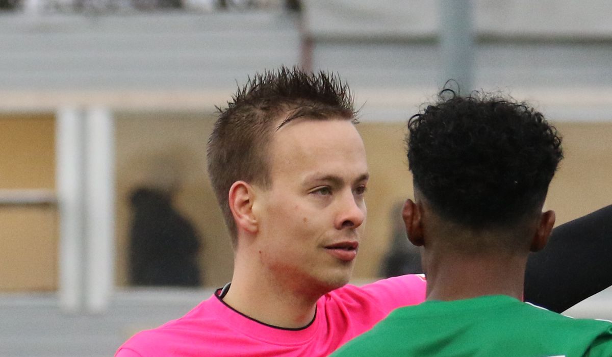 (+) Dette sier dommeren om den kontroversielle avgjørelsen: – Uansett rødt kort - folkebladet.no