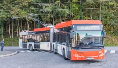 En av Bergens eldre trolleybusser av typen MAN Neoplan N6221 TG. De var 18 meter lange, og ble erstattet i 2020. (Arkivfoto)