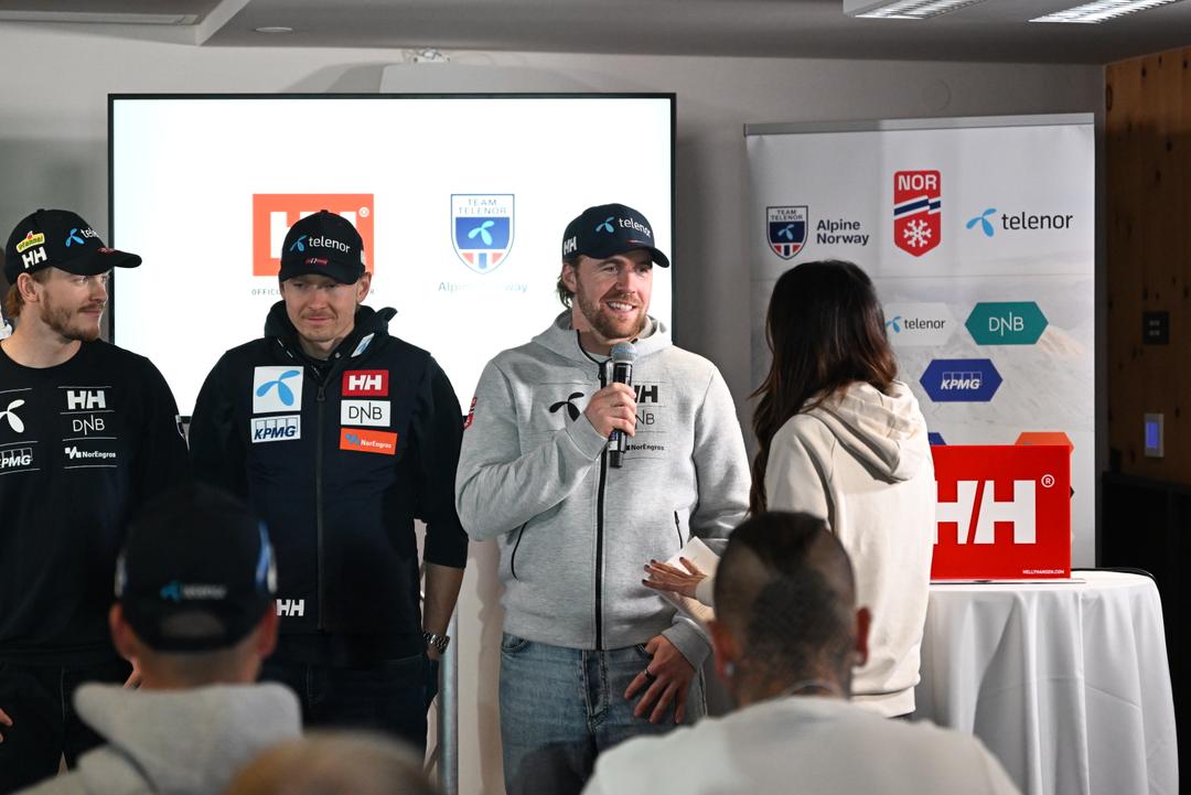 Aleksander Aamodt Kilde tilskuer under verdenscupåpningen i Sölden