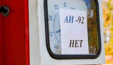 En lapp sier at det er tomt for 92 oktan på en bensinstasjon i Nizjnij Novgorod-regionen 26. september.
