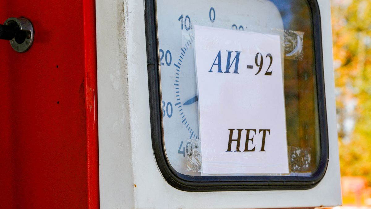 En lapp sier at det er tomt for 92 oktan på en bensinstasjon i Nizjnij Novgorod-regionen 26. september.