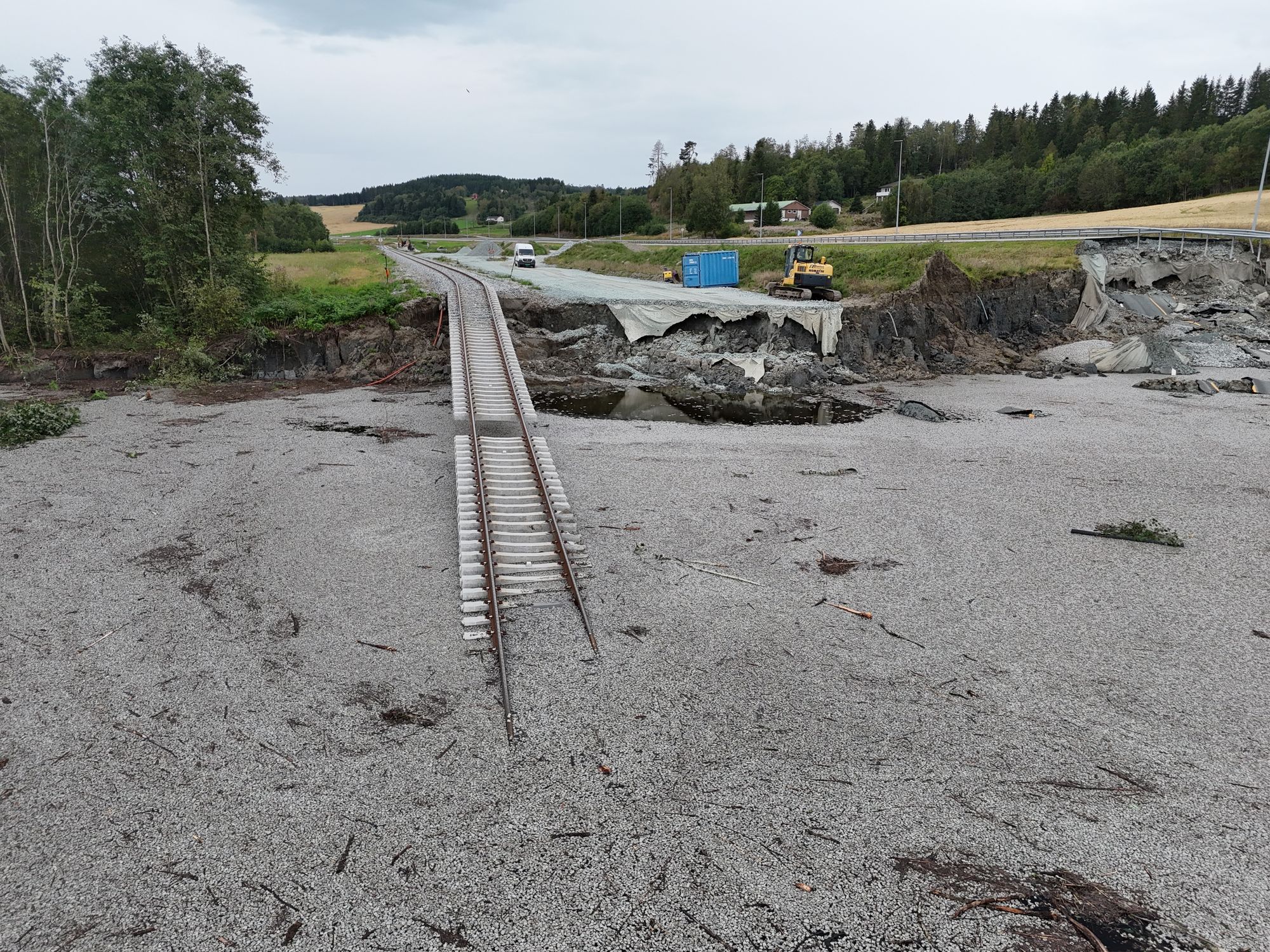 Både vei og jernbane ble tatt av skredet ved Nesvatnet i Levanger. 
