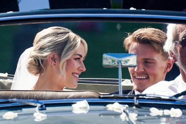 Gjerdrum 20250621.
Martin Ødegaard og Helene Spilling giftet seg i Gjerdrum kirke lørdag. Etter forlot de kirken i en veteranbil, omringet av venner og familie.
Foto: Thomas Fure / NTB