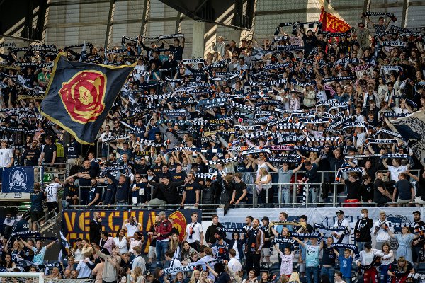 Stavanger 20250516. 
Publikum på tribunen under eliteseriekampen i fotball mellom Viking og Sandefjord på Lyse Arena.
Foto: Carina Johansen / NTB