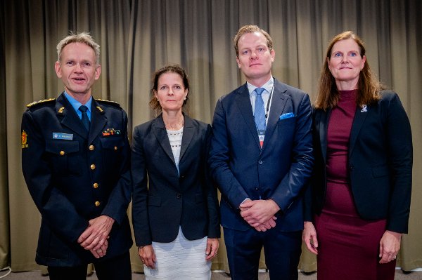 Oslo 20251008. 
Politidirektør Håkon Skulstad (f.v.) etter møtet med Cathrine Marie Lofthus, direktør i Helsedirektoratet, direktør i Utdanningsdirektoratet, Morten Rosenkvist, og direktør for Bufdir, Hege Nilssen der temaet var rekruttering av barn og ungdom til kriminelle nettverk.
Foto: Stian Lysberg Solum / NTB
