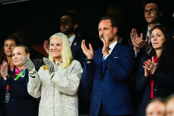 Oslo 20250909. 
Kronprins Haakon og kronprinsesse Mette-Marit er til stede under VM-kvalifiseringskampen i fotball mellom Norge og Moldova på Ullevaal Stadion.
Foto: Cornelius Poppe / NTB