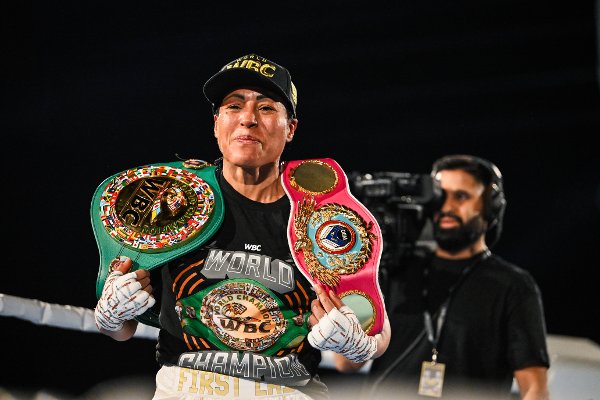 Lillestrøm 20251004. 
Cecilia Brækhus med beltene hun vant etter kampen mot slovenske Ema Kozin under boksestevnet The Final Bell i Nova Spektrum lørdag.
Foto: Annika Byrde / NTB