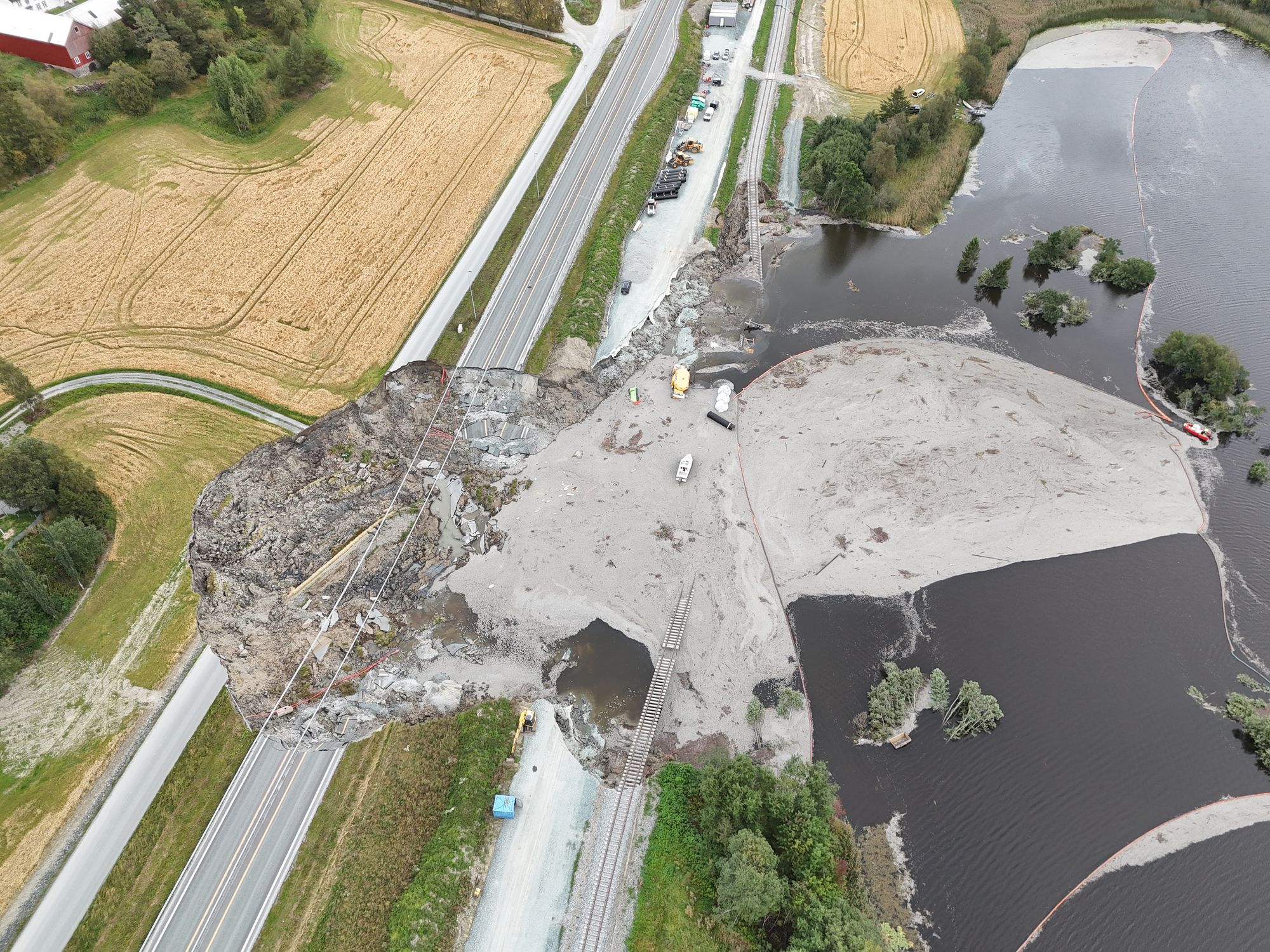 Dronebilde over raset ved Nesvatnet utenfor Levanger. Både her og på to andre steder der Bane Nor skal bygge krysningsspor for jernbanen, er arbeidet nå stoppet opp.
