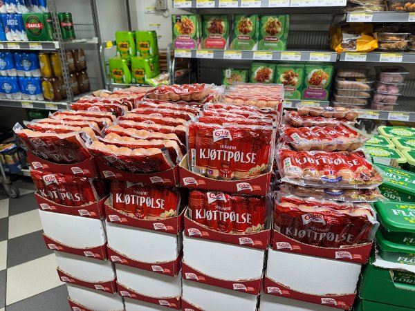 STORE LAGRE: Bunnpris har kjøpt inn mye pølse og venter tydeligvis storinnhugg.