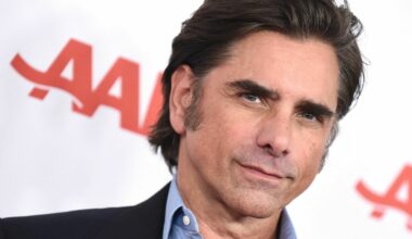 John Stamos forsvarer Lori Loughlin: Kritiserer eksmannen etter fengselsskandalen