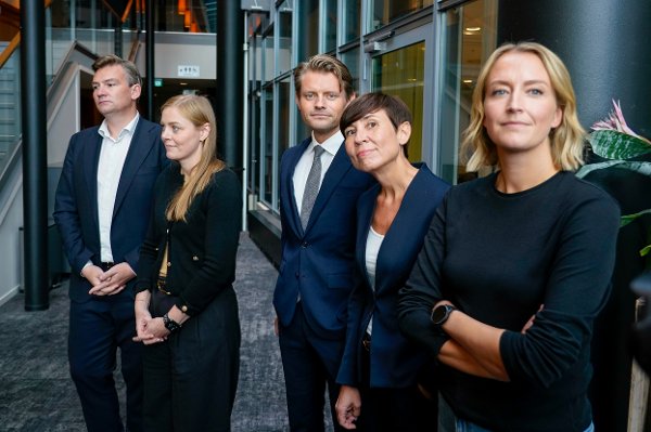 Gardermoen  20250912. 
Henrik Asheim, Tina Bru, Peter Christian Frølich, Ine Marie Eriksen Søreide og Sandra Bruflot i forbindelse med en pressekonferanse. Erna Solberg gjorde det kjent at hun går av som partileder under Høyres sentralstyremøte fredag. 
Foto: Gorm Kallestad / NTB
