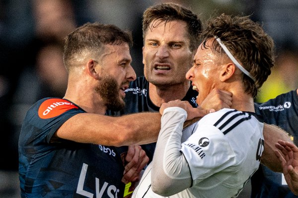 Stavanger 20250831. 
Vikings Zlatko Tripic og Rosenborgs Adrian Pereira i basketak under eliteseriekampen i fotball mellom Viking og Rosenborg på Lyse arena i Stavanger.
Foto: Carina Johansen / NTB