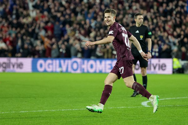 Sander Kartum feirer sitt andre mål mot Dundee på fredag.