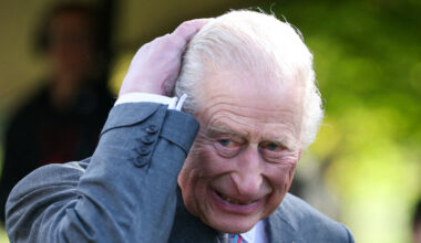 Kong Charles trakassert under katedralbesøk i England