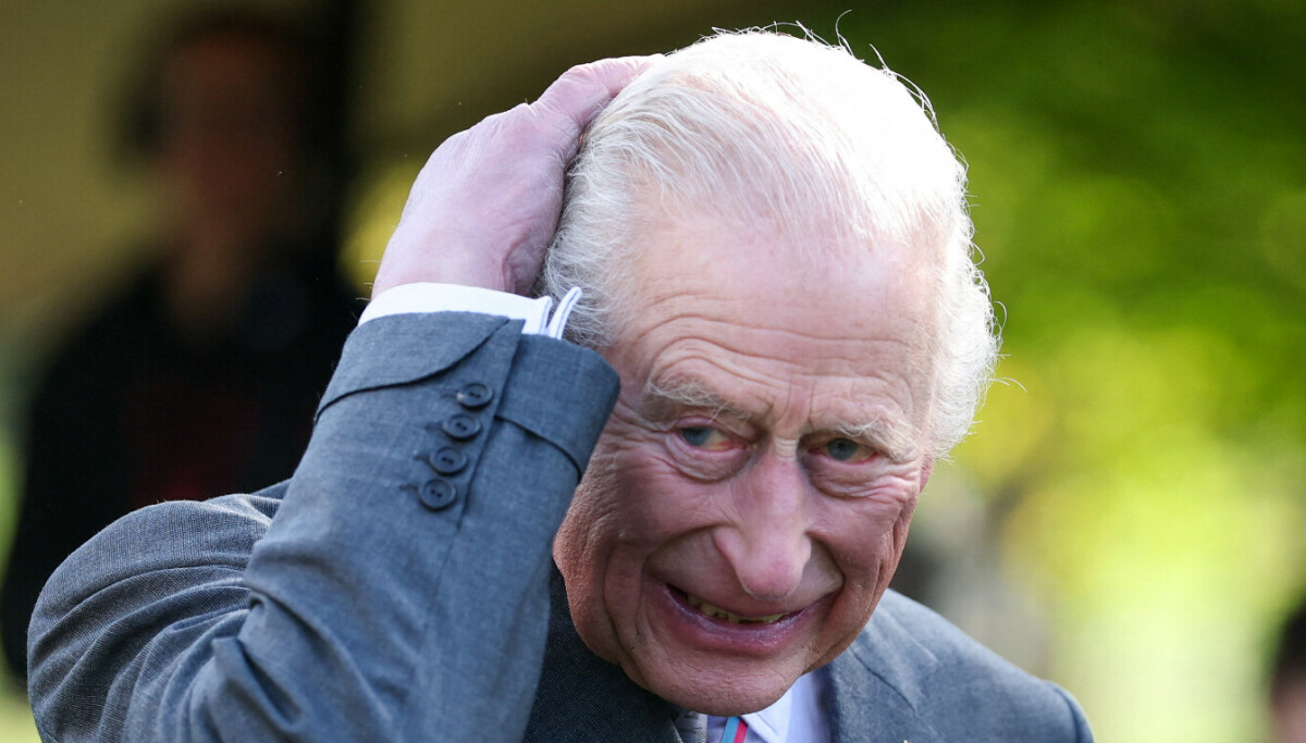 Kong Charles trakassert under katedralbesøk i England