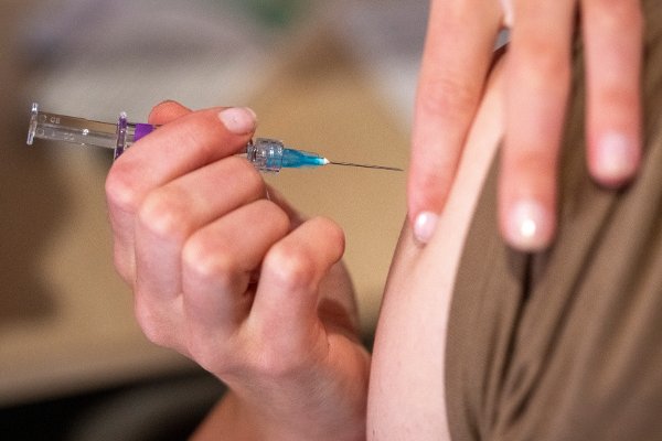 Oslo 20241024. 
Illustrasjonsbilde av en sprøyte med influensa vaksine som gis i armen til en pasient.
Foto: Heiko Junge / NTB  
