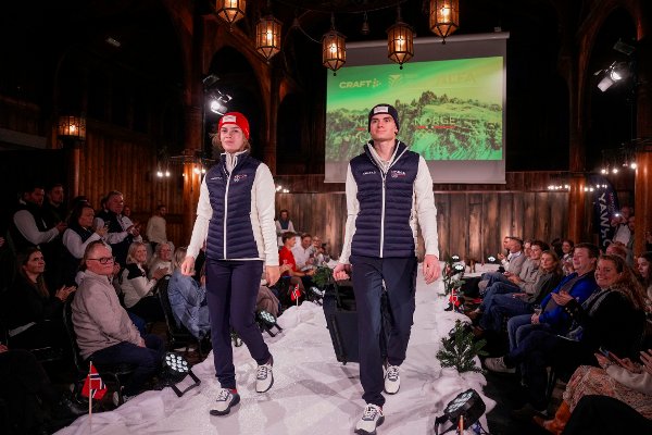 Oslo 20251030.
Anna Odine Strøm og Marius Lindvik var blant de 27 utøvere fra åtte ulike idretter viser frem kleskolleksjonen for OL og Paralympics i Milano Cortina på catwalken. Kolleksjonen er designet av Craft, Dale of Norway og Alfa.
Foto: Javad Parsa / NTB