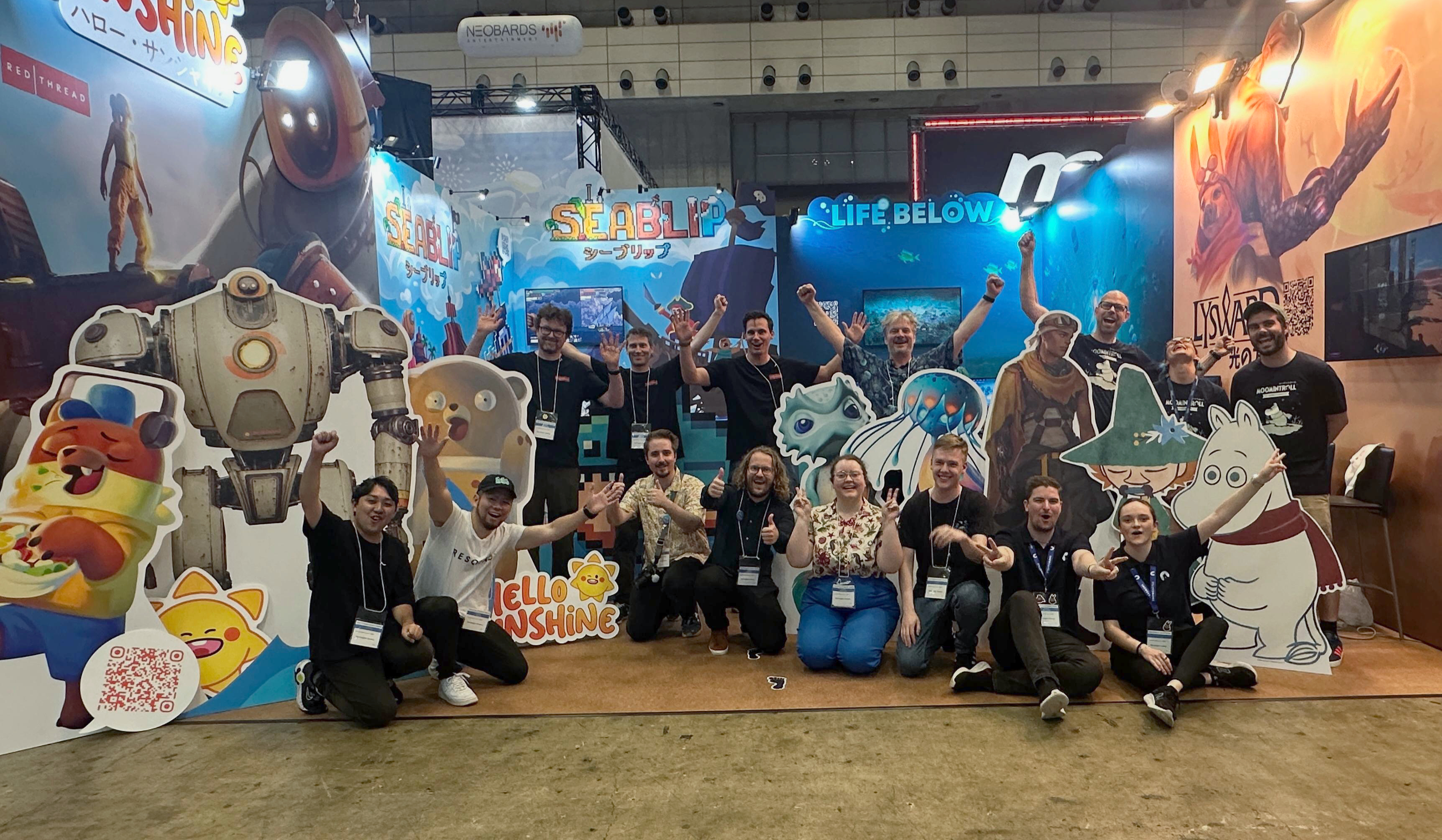 De norske utviklerne samlet med spillfigurene sine.