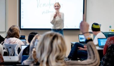 Flere støtter regjeringens lovforslag om å varsle skoler om voldelige elever