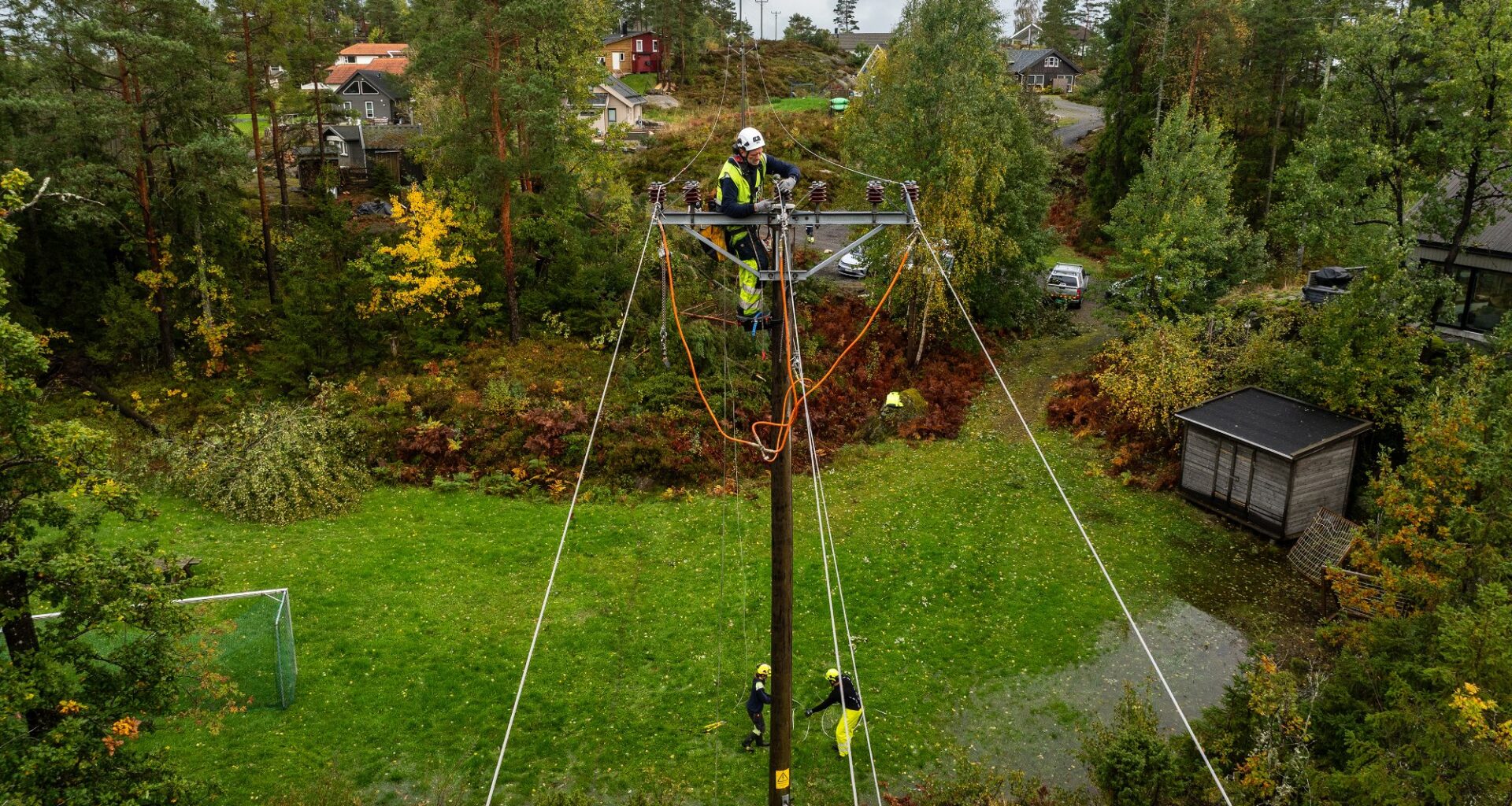 Lede, Telemark | Fortsatt er 3300 kunder uten strøm: – Det blir dessverre strømløst hos en god del kunder også i natt