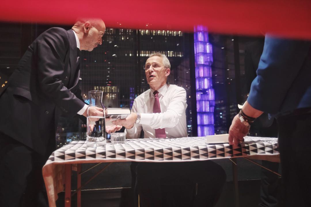 Stoltenberg avviser at bokturné i utlandet har påvirket hans rolle som finansminister