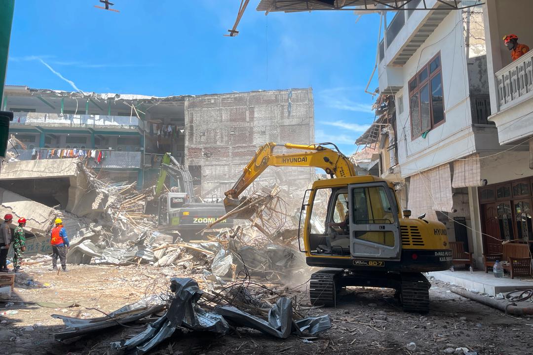 37 døde etter skolekollapsen i Indonesia