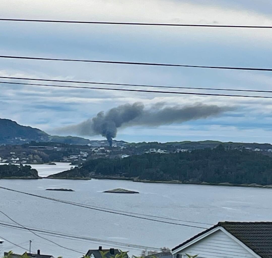 Brann i garasje har spredt seg til hus