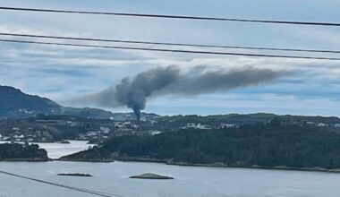 Brann i garasje har spredt seg til hus