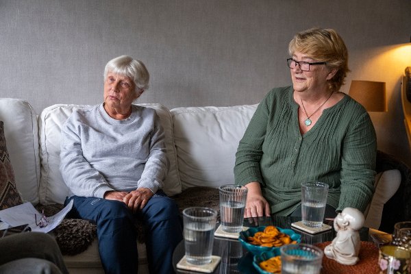 Eli Waagbø Bøe klaget på bostøtte-feilen i henhold til bystyrets vedtak i mai. Vi møtte henne sammen med nabo Irene Fjeldsbø (til venstre).