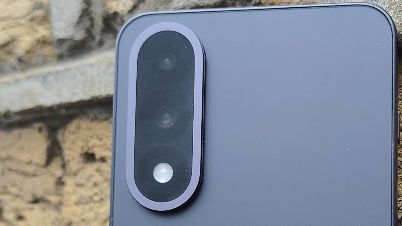 Kameramodulen p&aring; baksiden av en OnePlus Nord 5.