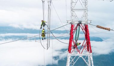 Den nye kraftlinjen over Sognefjorden kan gjøre strømmen dyrere