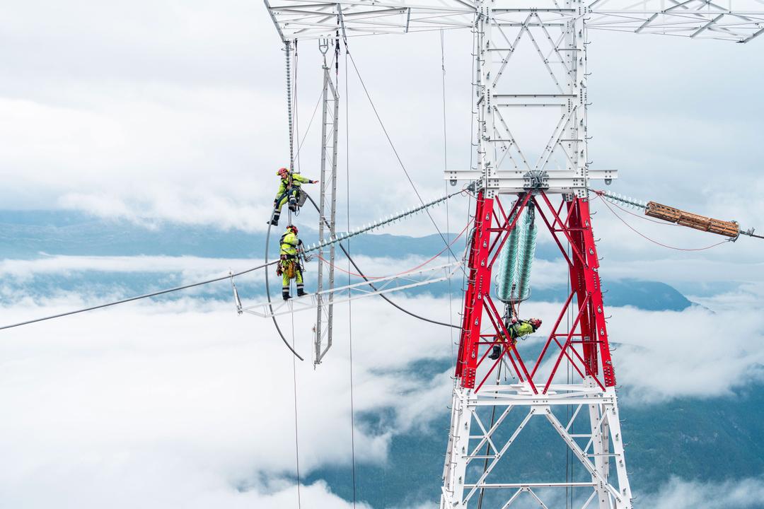 Den nye kraftlinjen over Sognefjorden kan gjøre strømmen dyrere