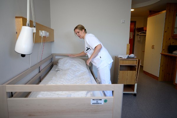 Vi møter avdelingssykepleier Sandra Dyngeland Riise (i rosa bluse) og  sykepleier Kristin Standal Søvik på Skjoldtunet sykehjem som forteller om hverdagen på sykehjem i en tid der man opplever stadig mer press på bemanning . – Sykehjemmene i Bergen mangler over 400 millioner kroner Grunnbemanningen på sykehjem i Bergen er for lav, mener ansatte, tillitsvalgte og etatsdirektøren. – Vi får ikke løftet bemanningen på ett budsjett, sier den nye helsebyråden.