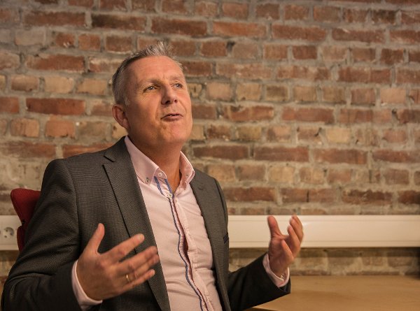 SER BEGGE SIDER: Lasse Gimnes skjønner at Viaplay bekymrer seg, men advarer samtidig. Medieekspert Lasse Gimnes skjønner at Viaplay bekymrer seg for illegal strømming, men kommer samtidig med en advarende pekefinger.