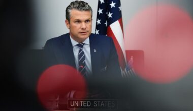 USAs forsvarsminister Pete Hegseth takker gud etter nødlanding