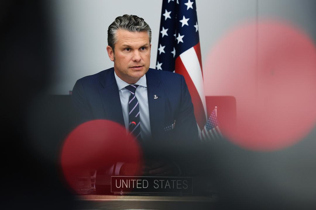 USAs forsvarsminister Pete Hegseth takker gud etter nødlanding