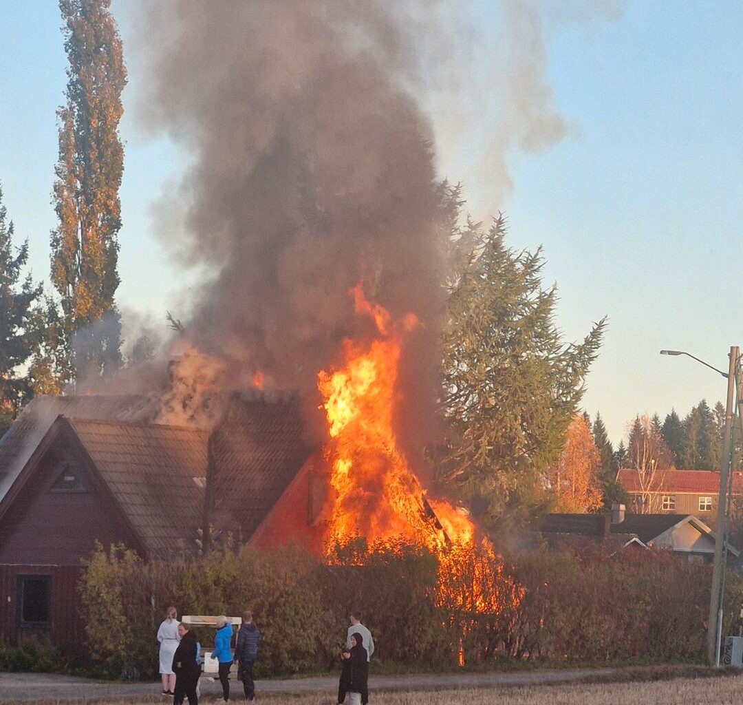 Kraftig boligbrann i Eidsvoll – påbegynt evakuering av flere nabohus