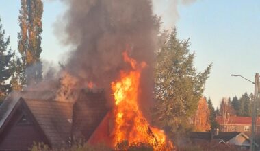 Kraftig boligbrann i Eidsvoll – påbegynt evakuering av flere nabohus