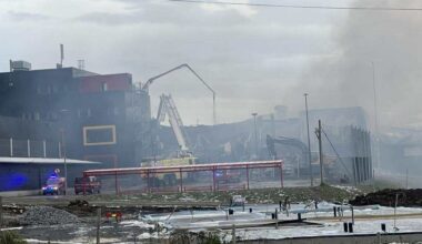 Skolebrann startet opp igjen — full overtenning i bygget