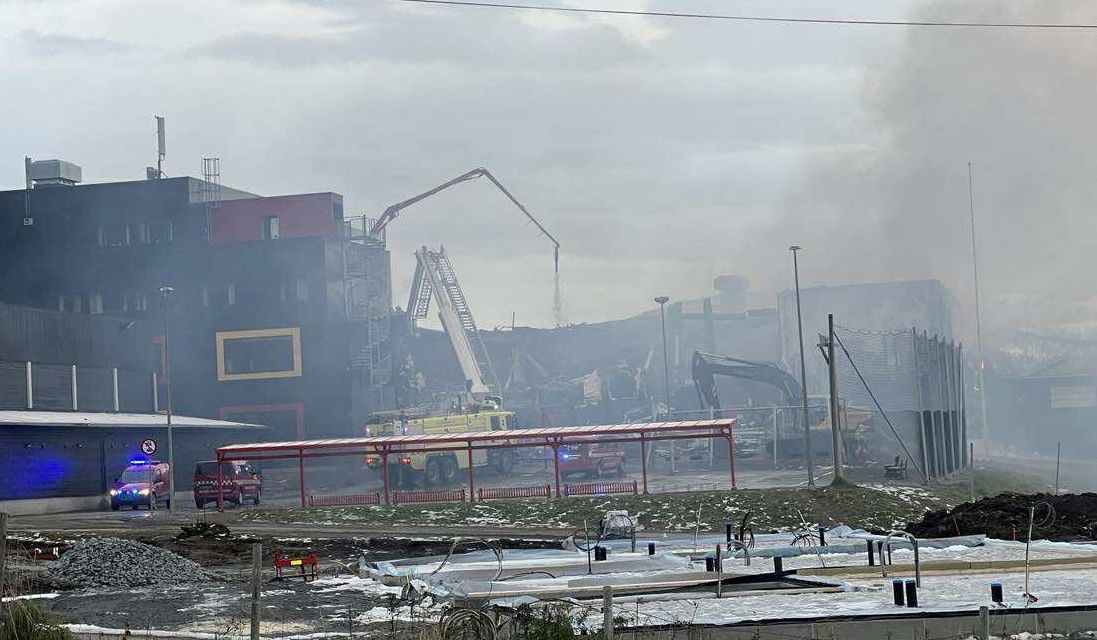 Skolebrann startet opp igjen — full overtenning i bygget