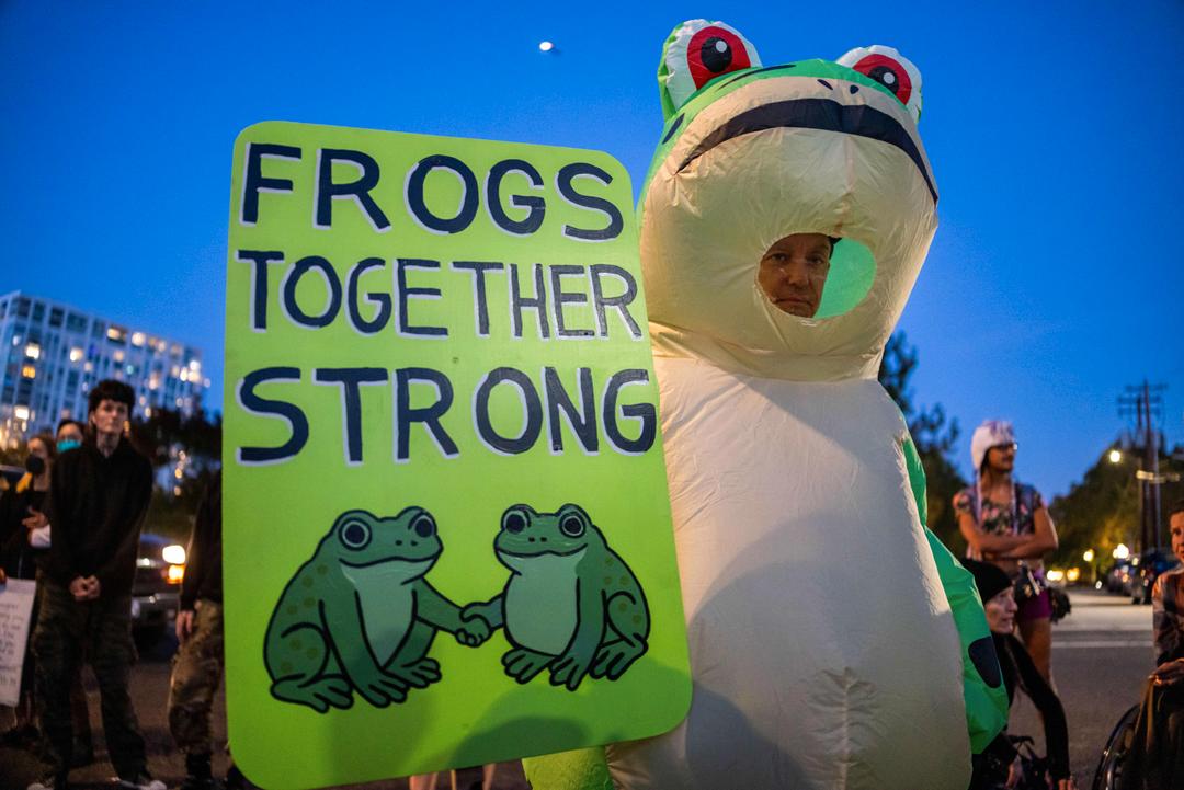 Portland-demonstranter bruker oppblåsbare kostymer for å roe ned protester