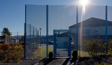 Ungdom i sikkerhetscelle i 14 timer – uten klær