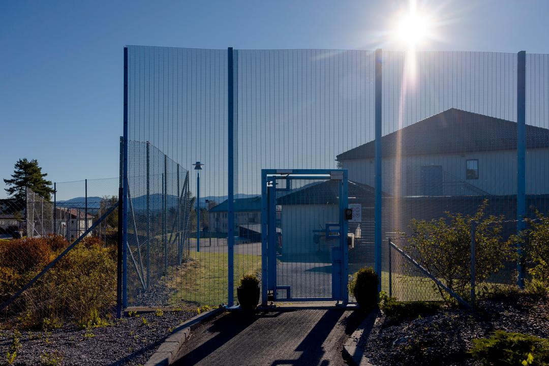 Ungdom i sikkerhetscelle i 14 timer – uten klær