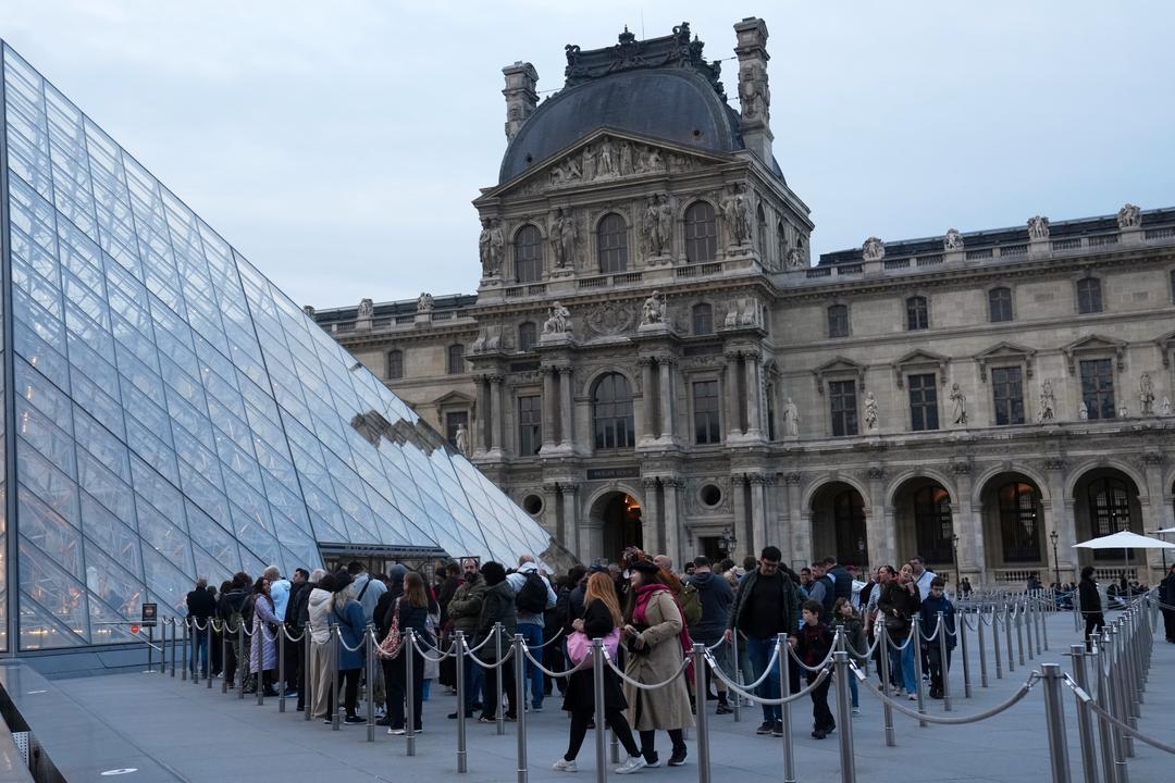 Louvre gjenåpner etter juveltyveriet