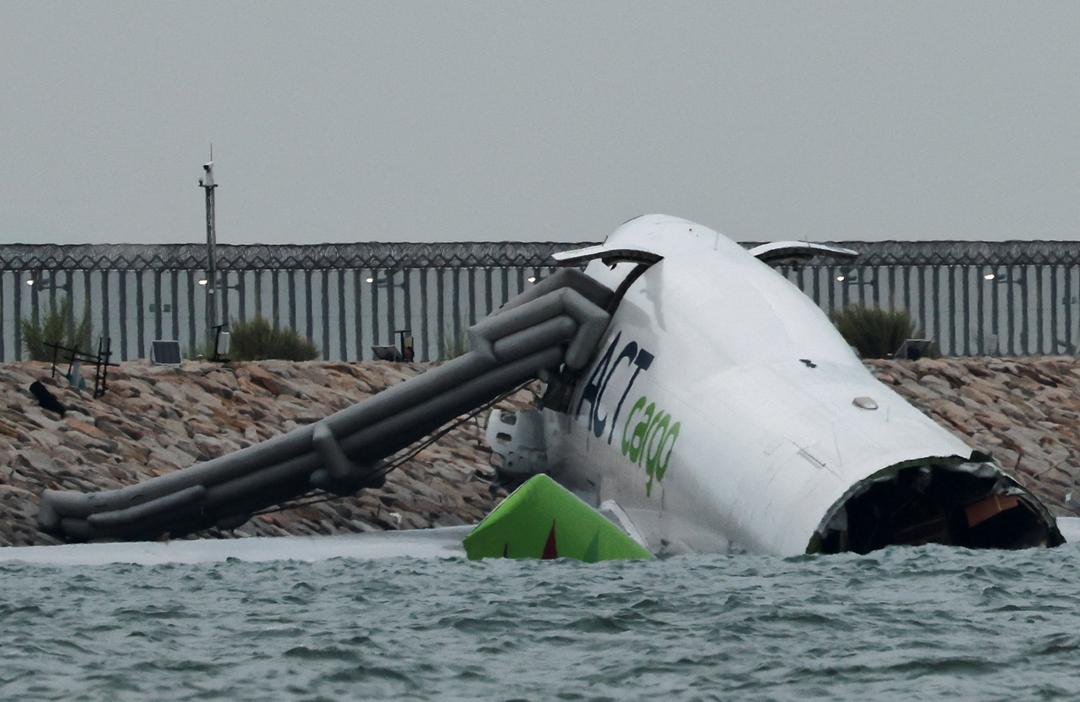 Frakt-fly krasjet på Hong Kong-flyplass – én død