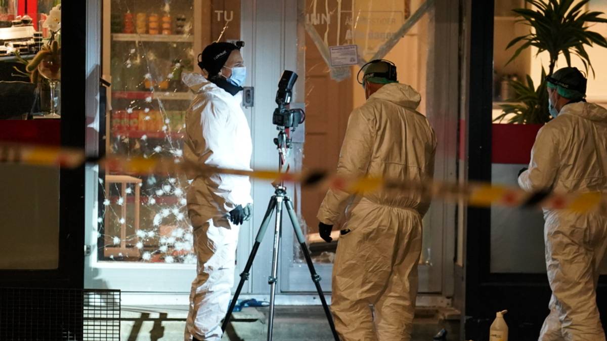 en gruppe menn i hvite uniformer som står utenfor en butikk